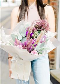The Flower Mill is a local florist in Bedfordshire that delivered gorgeous flower bouquets in water and floral arrangements